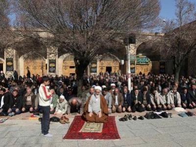 اقامه نماز ظهر و عصر راهپیمایان یوم الله ۲۲ بهمن در قزوین