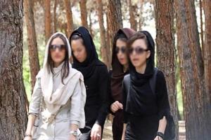 خبرنگار فراری مروج بی بند و باری و چاکران وی در ایران!/آیا حجاب و عفاف تنها در زنان خلاصه می شود؟