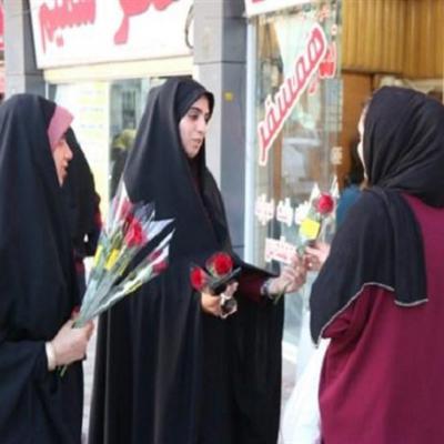 اهدای گل به بانوان در رفسنجان به مناسبت روز عفاف و حجاب+تصاویر