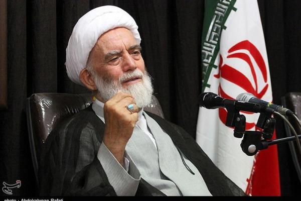 امام جمعه همدان: قید و بندهای فراوان و تجملات ازدواج جوانان را سخت کرده است