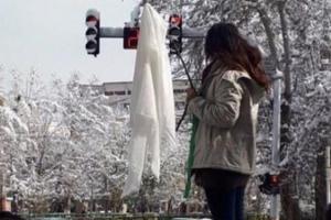 از تطهیر دخترخیابان انقلاب تا تقدیس پرچم سفیدی که نماد بی‌عفتی است