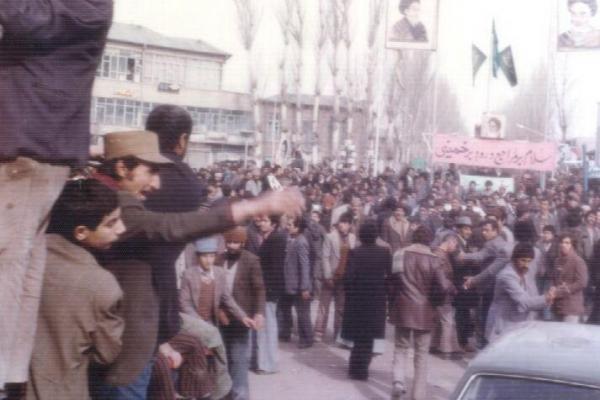 مجسمه شاه را بدون خونریزی از مراغه برداشتند