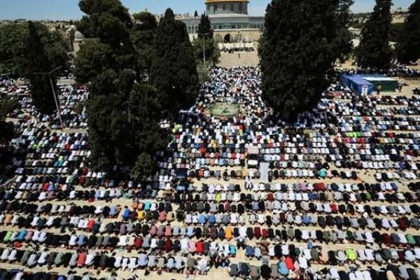 ۷۰ هزار فلسطینی آخرین نماز جمعه ماه مبارک رمضان را در مسجد الاقصی برپا کردند