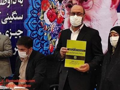 رونمایی سردار دهقان از کتابچه برنامه‌های خود+عکس