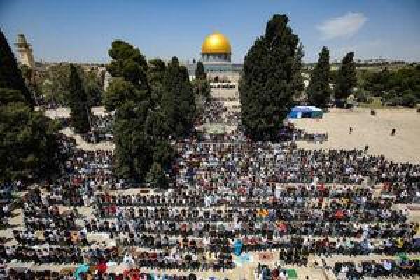 عکس/ هزاران فلسطینی در نماز جمعه مسجد الاقصی