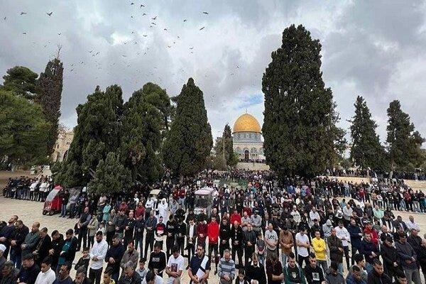 هزاران فلسطینی با حضور در «مسجدالاقصی» نماز جمعه را اقامه کردند