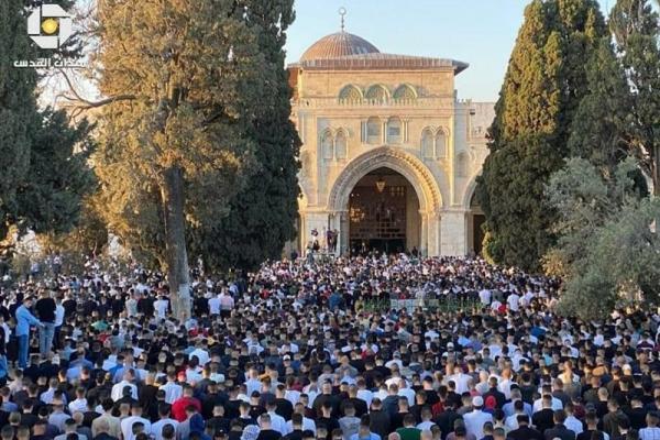 حضور بیش از ۵۰ هزار نمازگزار فلسطینی در مسجدالاقصی